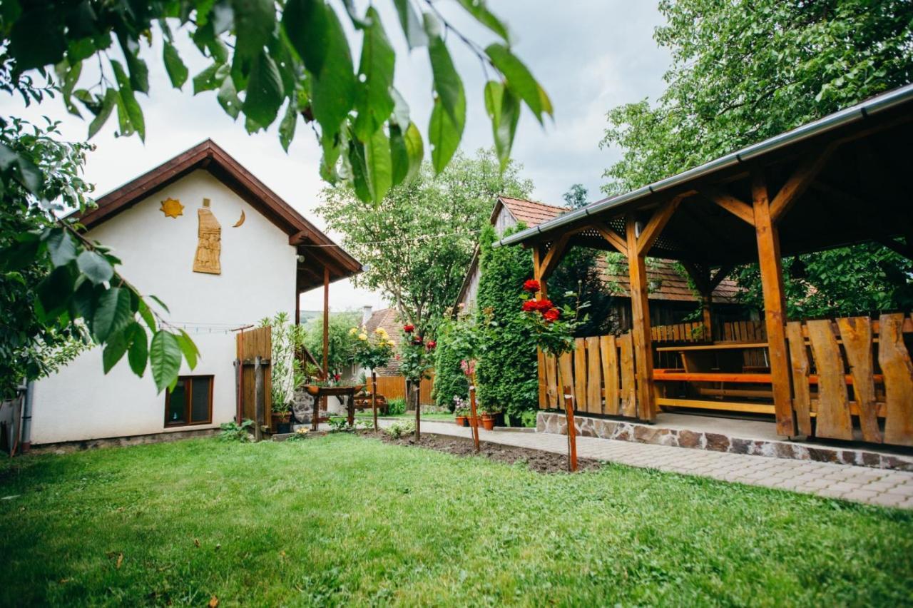 Hotel Gyöngyvirág Panzió Lupeni  Exterior foto